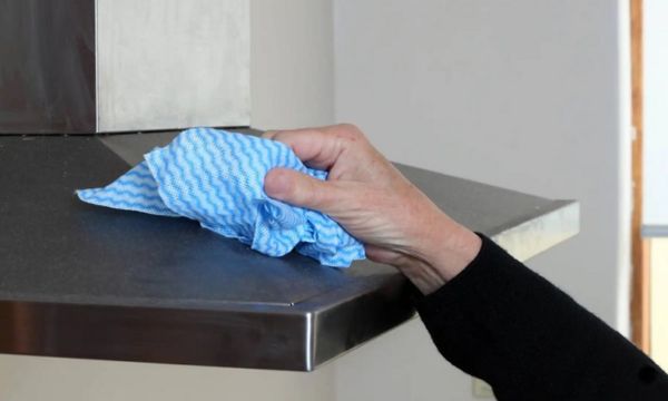 Vệ sinh bên ngoài và trong khoang máy hút mùi