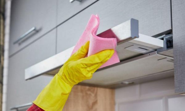 Vệ sinh các khe, mép xung quanh tấm lưới lọc