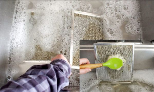 Vệ sinh tấm lưới lọc mỡ của máy hút mùi Chefs