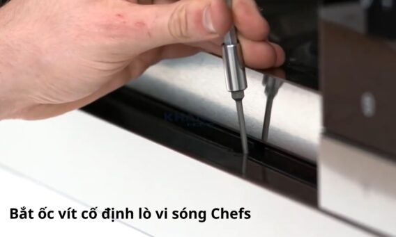 Bước 2 lắp lò vi sóng âm tủ Chefs
