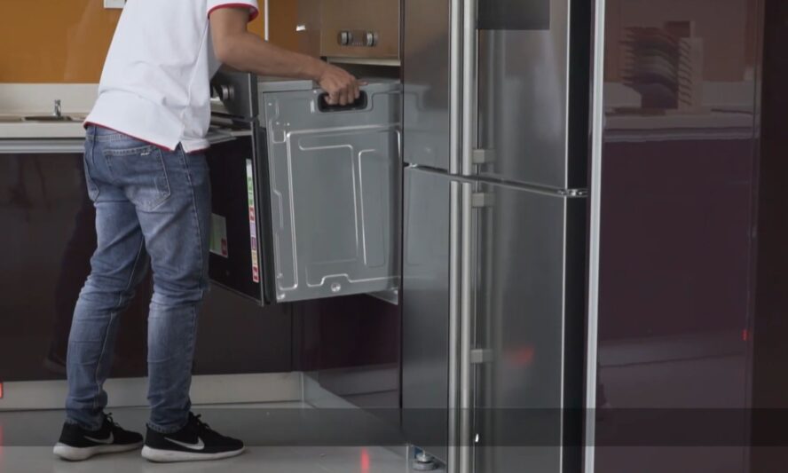 Bước 2 đưa lo nướng Chefs vào hộc tủ