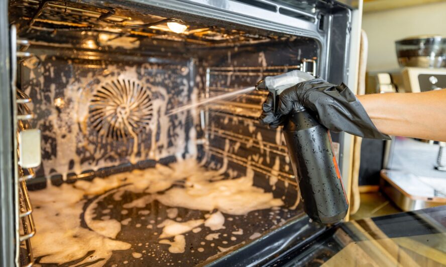 Vệ sinh bằng dung dịch chuyên dụng