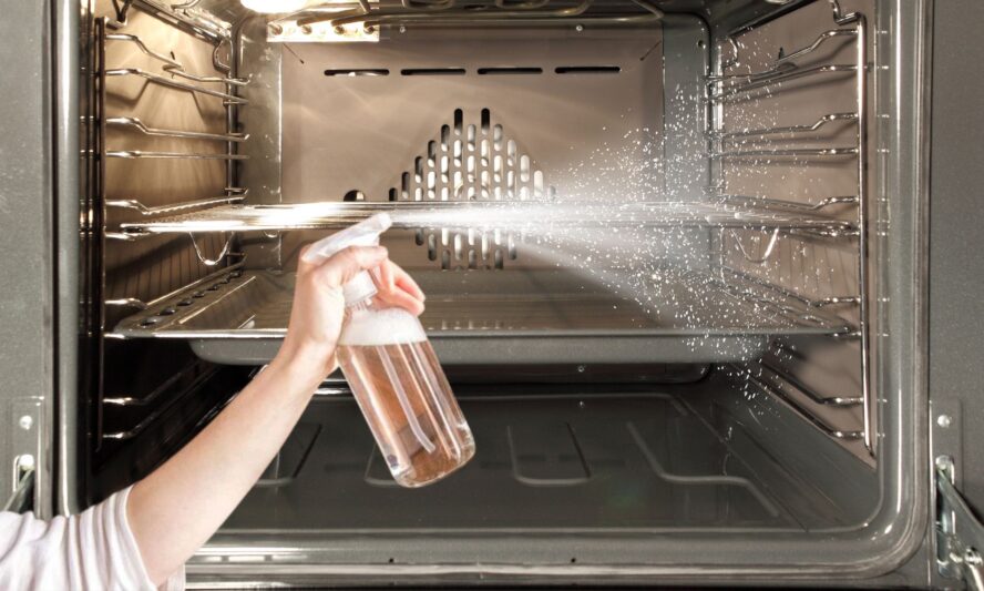 Vệ sinh lò nướng bằng giấm trắng