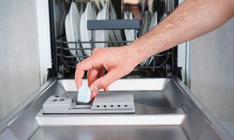 bổ sung viên rửa bát vào máy rửa bát